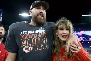 Teylor Svift və Travis Kelsi nişanlanıb