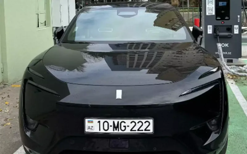 Azərbaycanlı model özünə bahalı avtomobil aldı