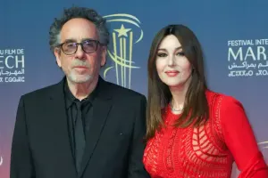 Monika Belluççi rejissor sevgilisi ilə qırmızı xalıda