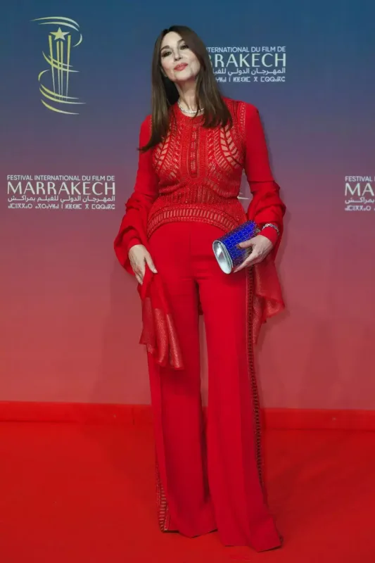 Monika Belluççi rejissor sevgilisi ilə qırmızı xalıda