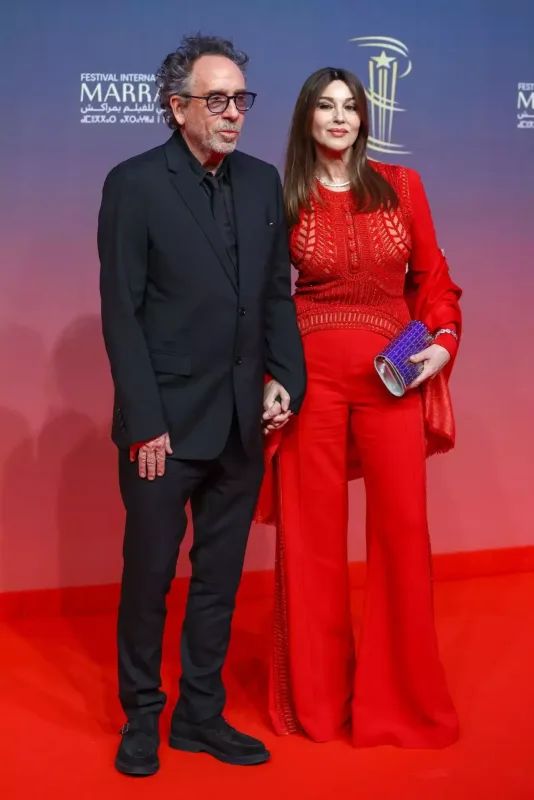 Monika Belluççi rejissor sevgilisi ilə qırmızı xalıda