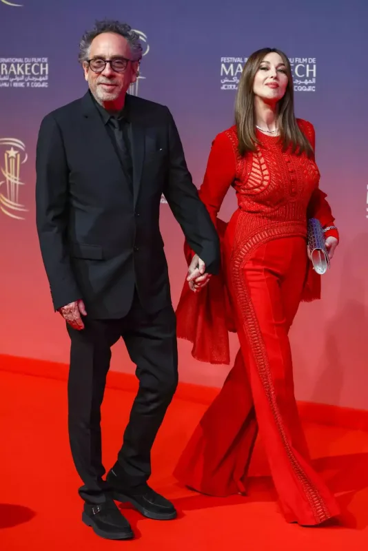 Monika Belluççi rejissor sevgilisi ilə qırmızı xalıda