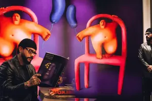 Timati dodaq uçuqladan məbləğə rəsm əsəri aldı