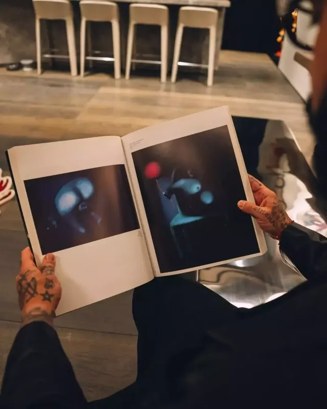 Timati dodaq uçuqladan məbləğə rəsm əsəri aldı