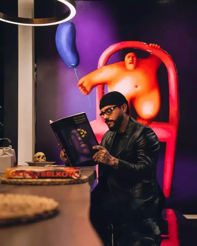 Timati dodaq uçuqladan məbləğə rəsm əsəri aldı