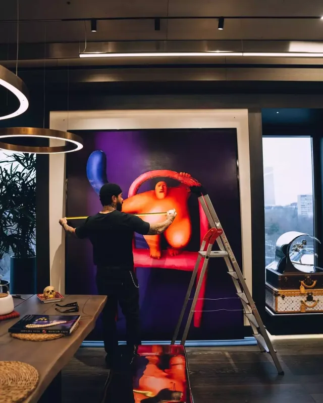 Timati dodaq uçuqladan məbləğə rəsm əsəri aldı