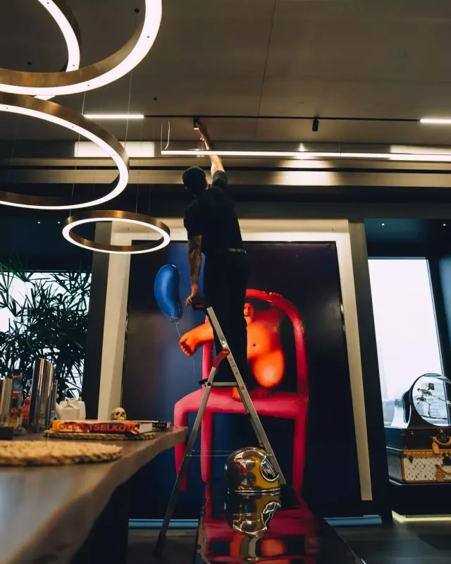 Timati dodaq uçuqladan məbləğə rəsm əsəri aldı