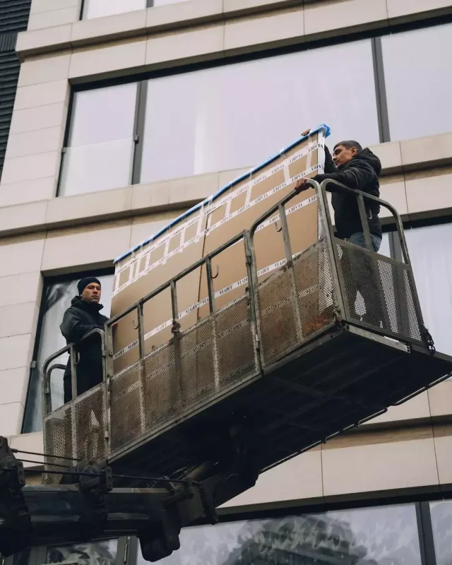 Timati dodaq uçuqladan məbləğə rəsm əsəri aldı