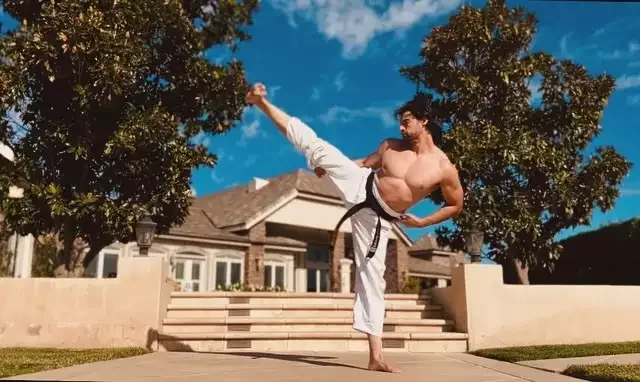 Van Dammın oğlu atası kimi karateyə başladı