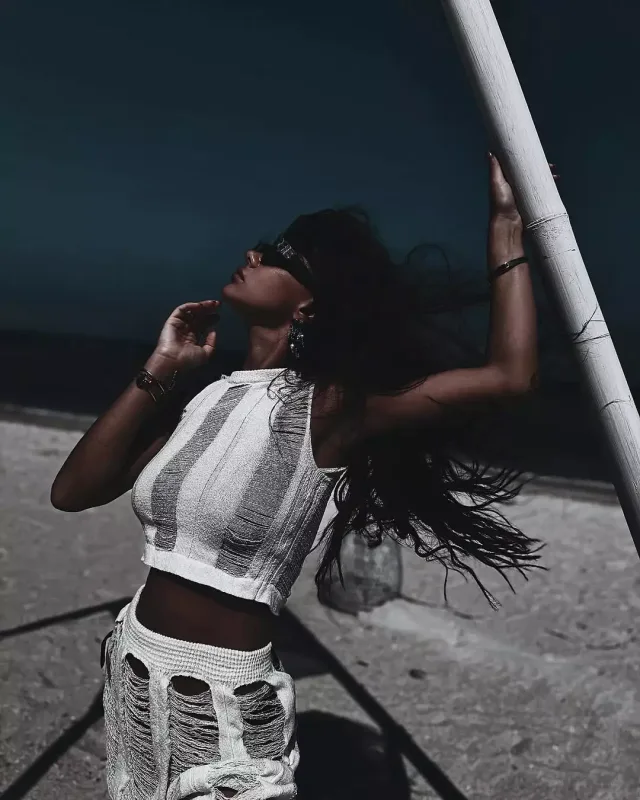 Ayseldən çimərlik pozları