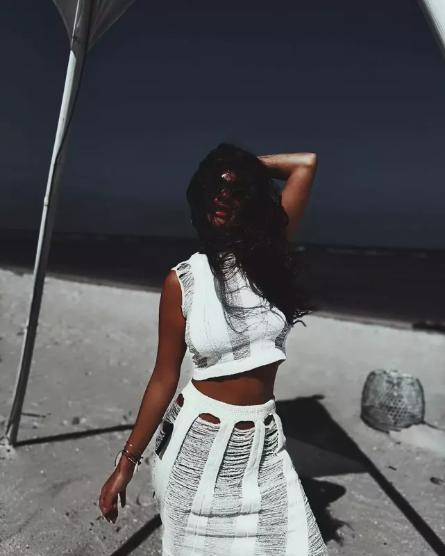 Ayseldən çimərlik pozları