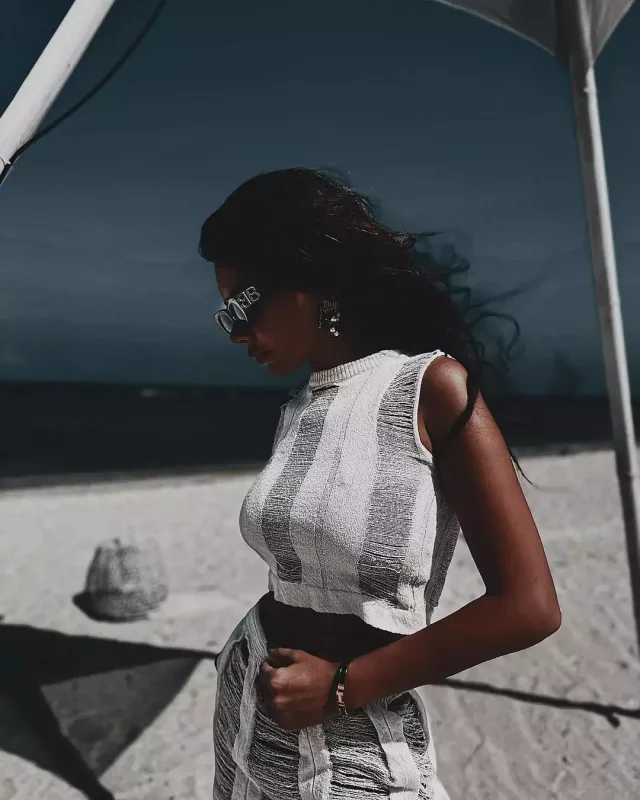 Ayseldən çimərlik pozları