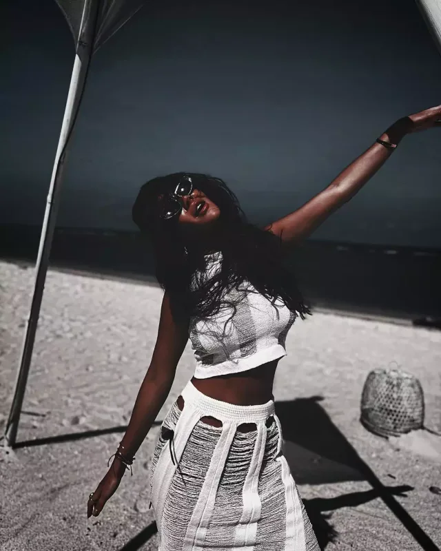 Ayseldən çimərlik pozları