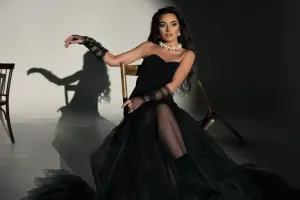 Dekolteli libasda pozalar...