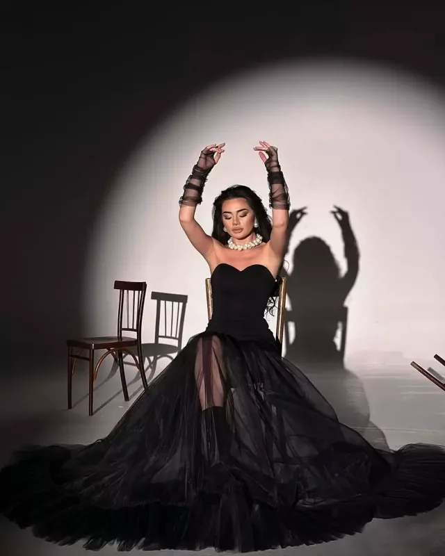 Dekolteli libasda pozalar...