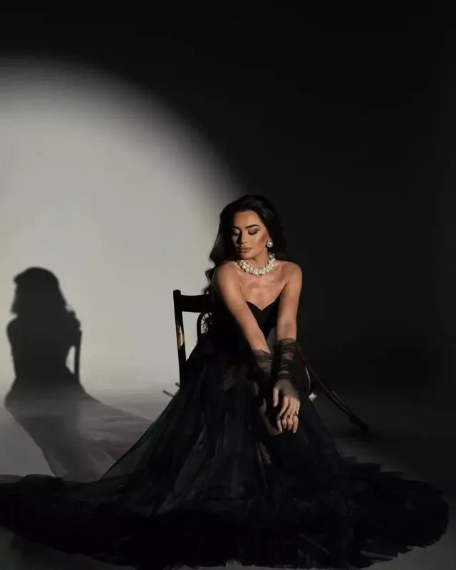 Dekolteli libasda pozalar...