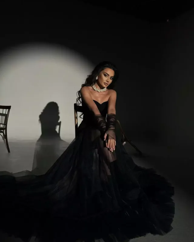 Dekolteli libasda pozalar...