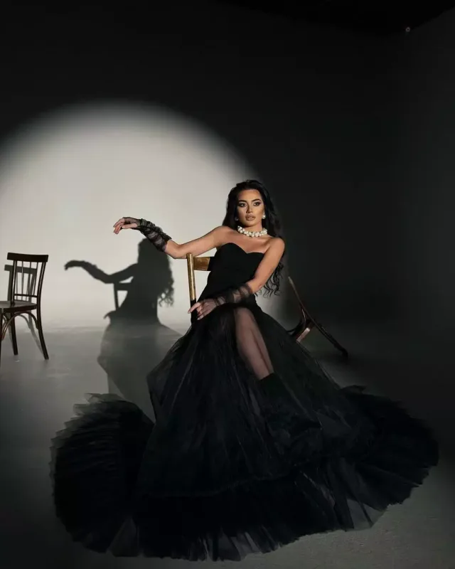 Dekolteli libasda pozalar...