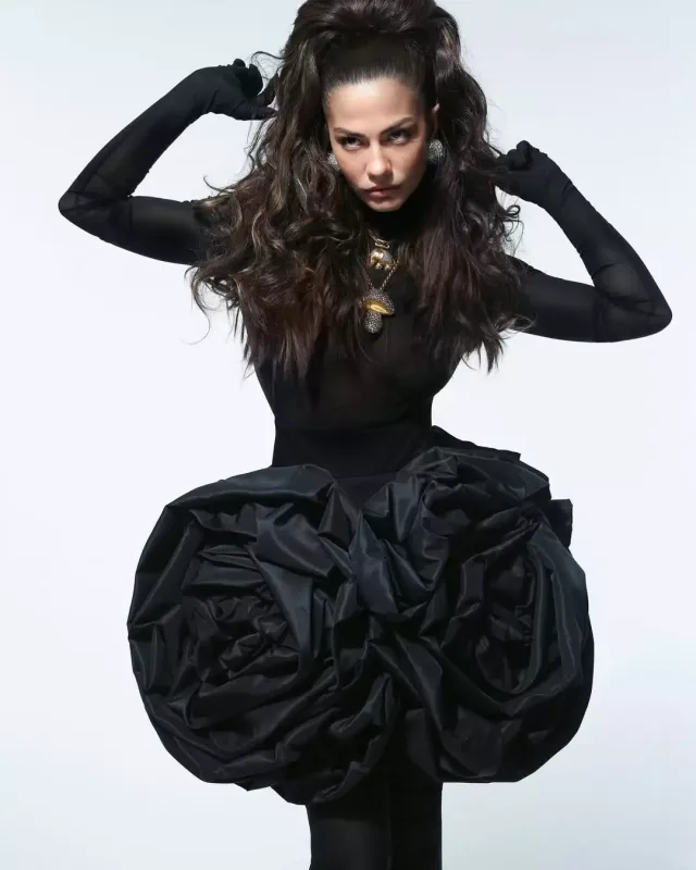 Demet Özdemir pozalar verdi