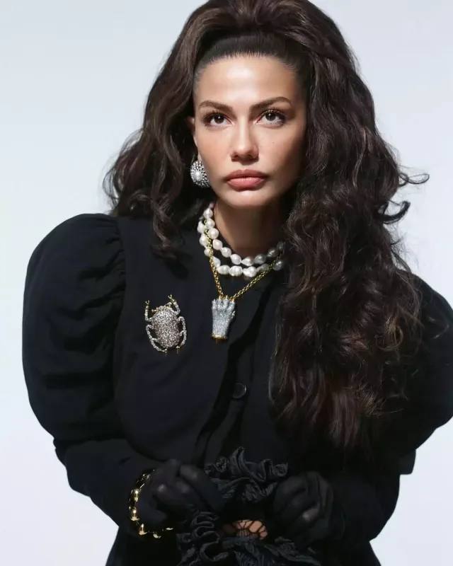 Demet Özdemir pozalar verdi