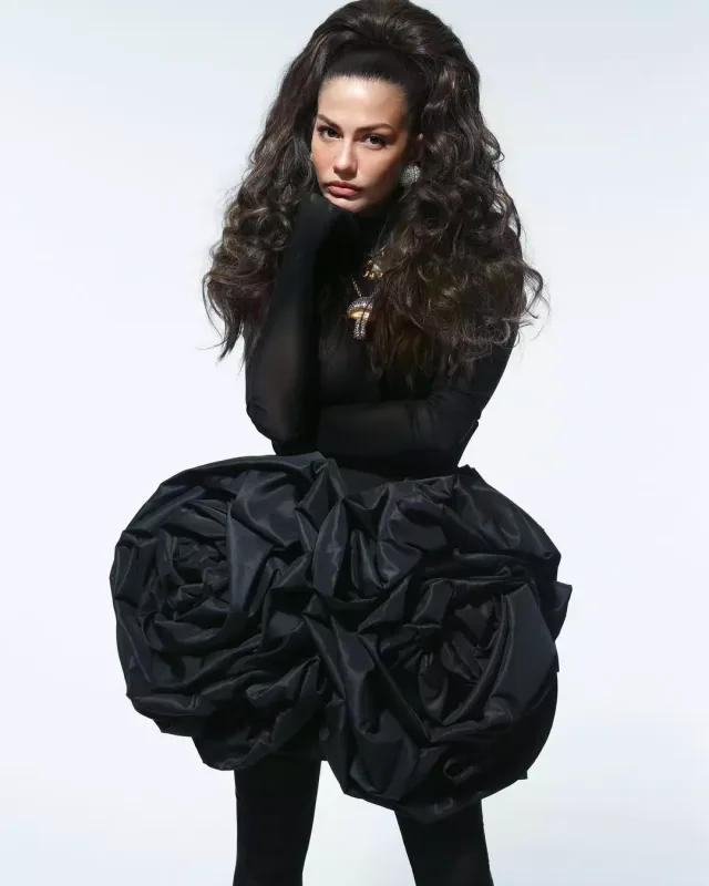 Demet Özdemir pozalar verdi