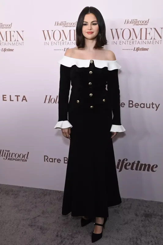 Selena Qomez görünüşü ilə təəccübləndirdi