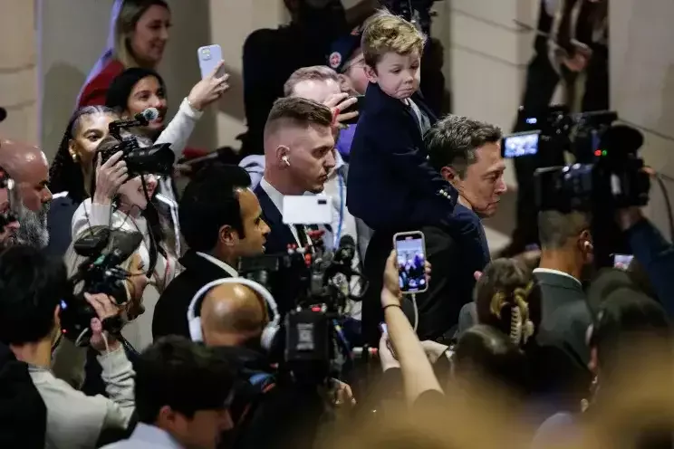 Tədbirdə oğlunu çiynində gəzdirdi