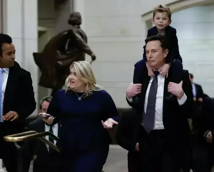 Tədbirdə oğlunu çiynində gəzdirdi