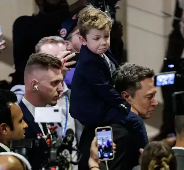 Tədbirdə oğlunu çiynində gəzdirdi