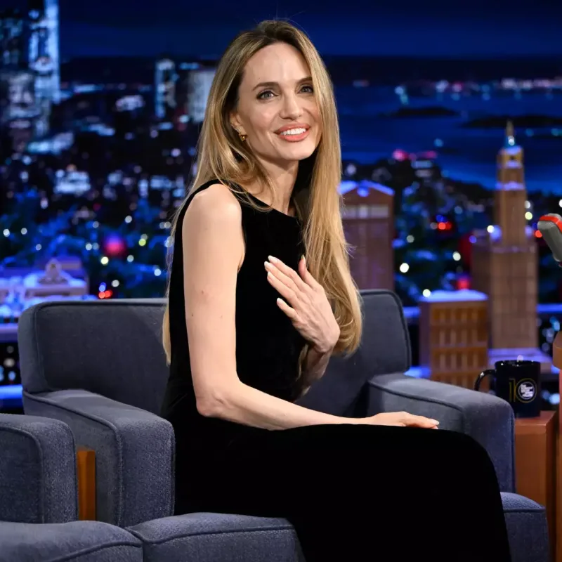 Ancelina verilişə ayaqyalın çıxdı