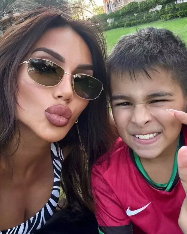 Lətifə oğlunu hədiyyə yağışına tutdu