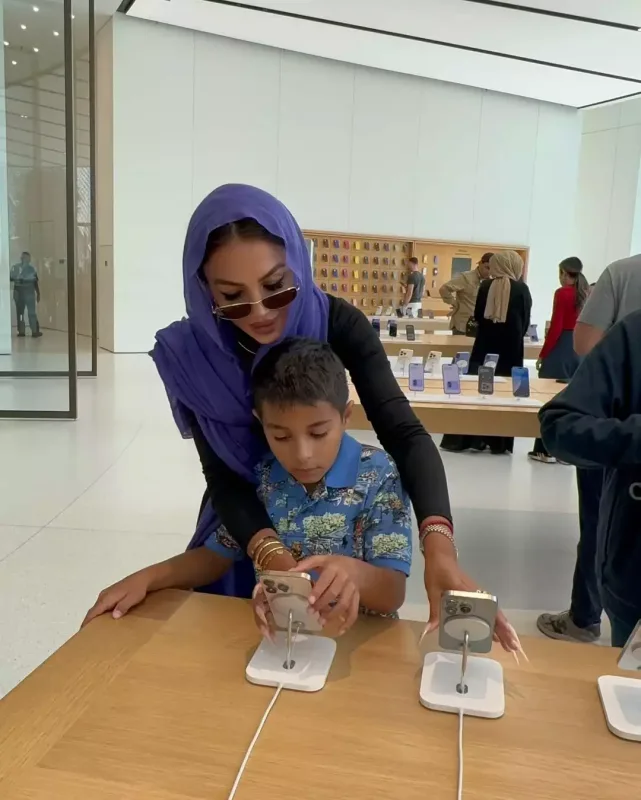 Lətifə oğlunu hədiyyə yağışına tutdu