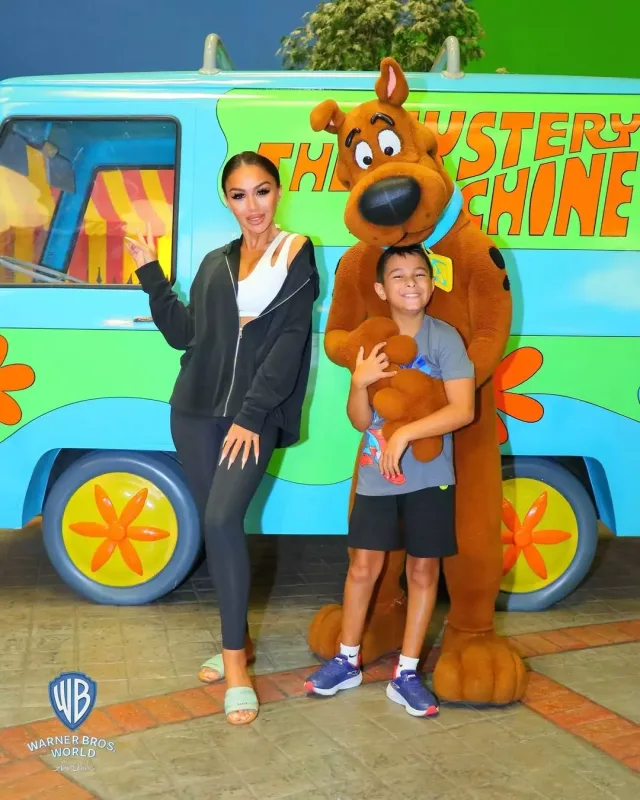 Lətifə oğlunu hədiyyə yağışına tutdu