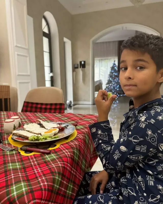 Lətifə oğlunu hədiyyə yağışına tutdu