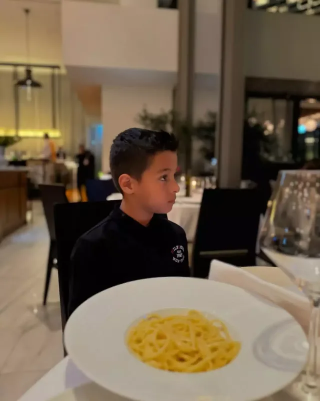 Lətifə oğlunu hədiyyə yağışına tutdu