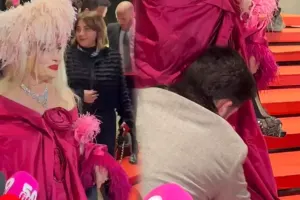 Əlində ayaqqabısı ilə qırmızı xalıda!