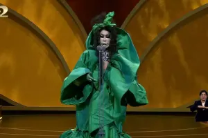 Bülent Ersoyun qəribə imici...