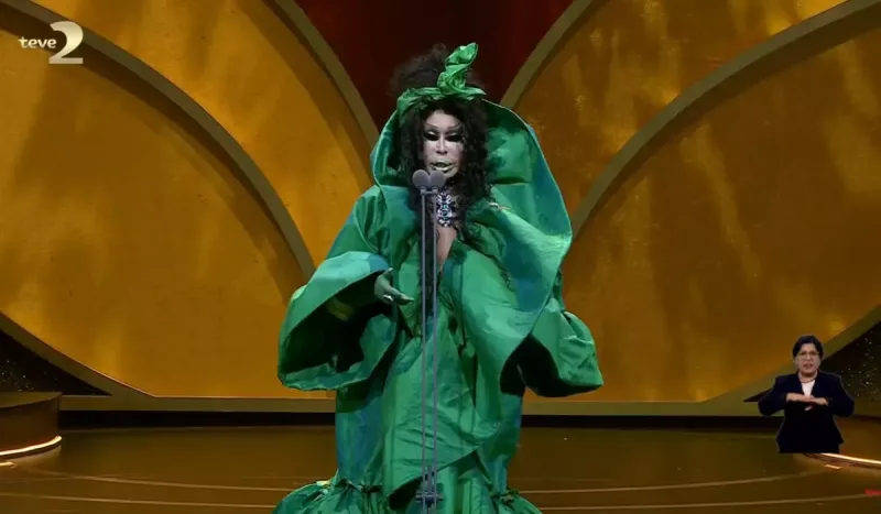 Bülent Ersoyun qəribə imici...