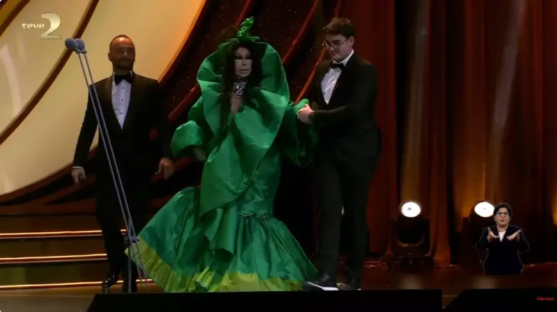 Bülent Ersoyun qəribə imici...