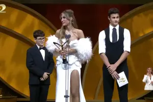 Mükafatı övladlarından aldı, ağladı