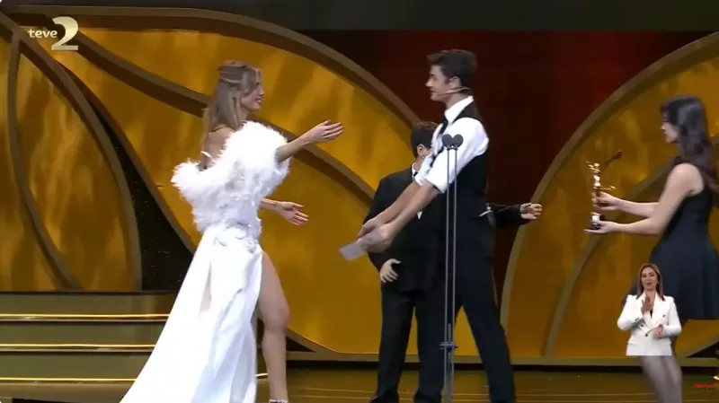 Mükafatı övladlarından aldı, ağladı