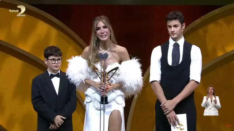 Mükafatı övladlarından aldı, ağladı