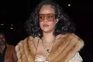 Rihanna yırtılmış corabla görüntüləndi