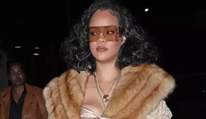 Rihanna yırtılmış corabla görüntüləndi