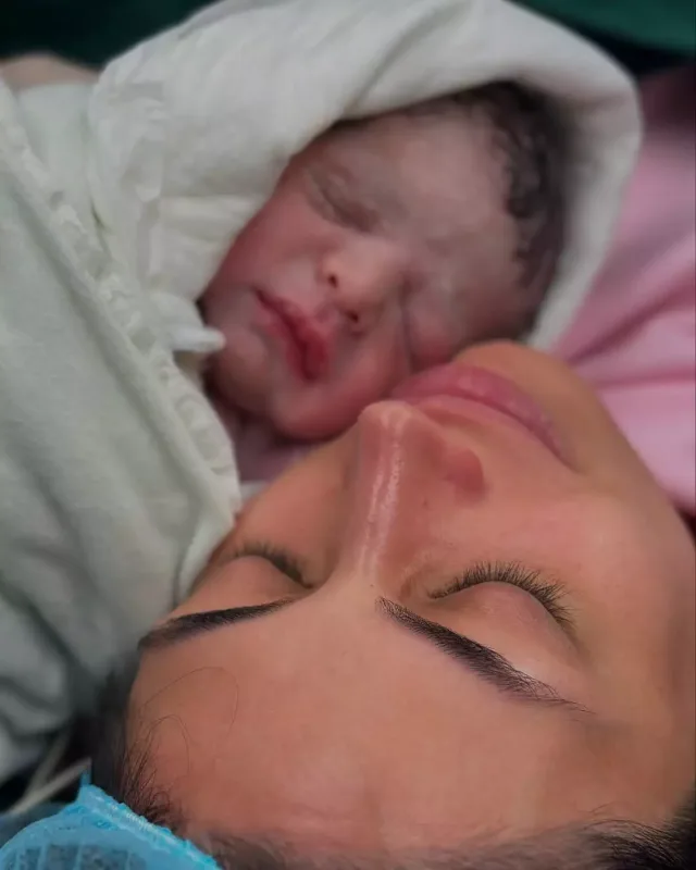 Aparıcı ilk dəfə oğlunu göstərdi