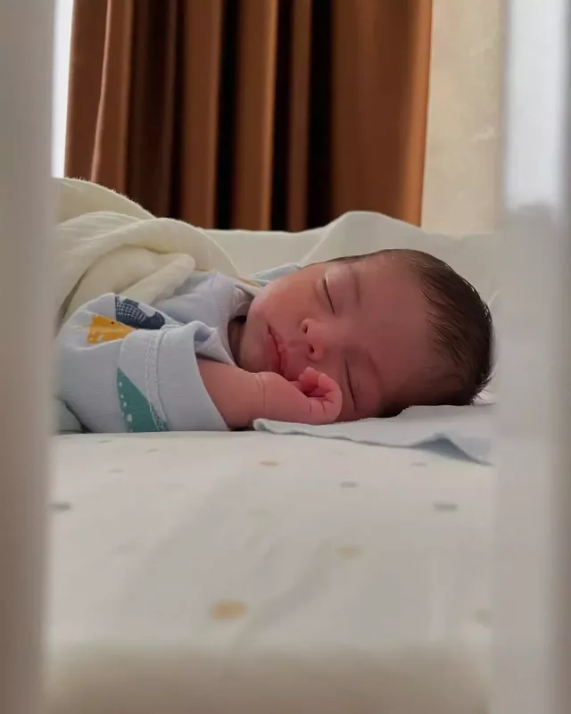 Aparıcı ilk dəfə oğlunu göstərdi