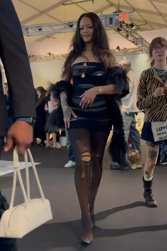 Rihannanın yırtılmış corablarının qiyməti üzə çıxdı