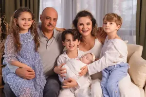 Keçmiş “Lider”in rəhbəri və xanımı övladları ilə obyektiv qarşısında