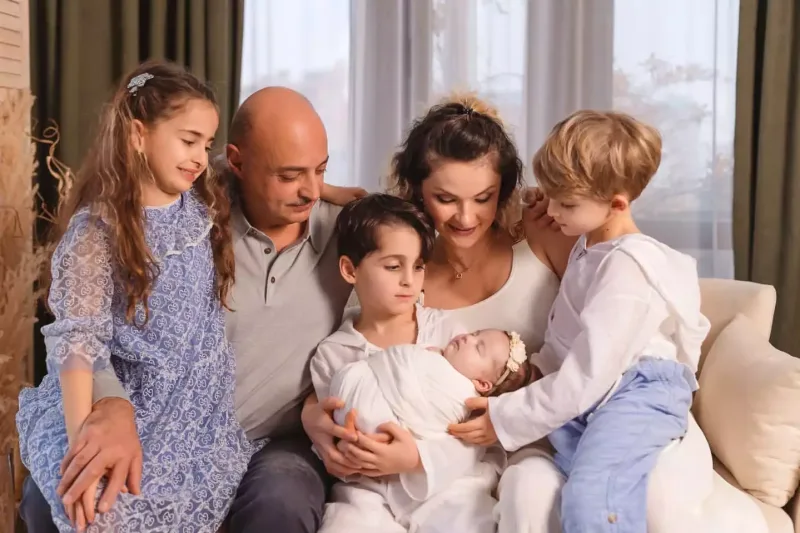 Keçmiş “Lider”in rəhbəri və xanımı övladları ilə obyektiv qarşısında