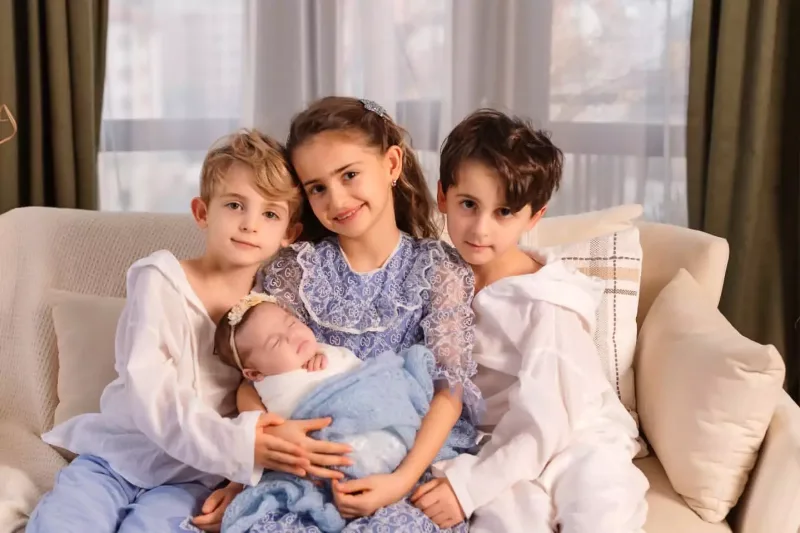 Keçmiş “Lider”in rəhbəri və xanımı övladları ilə obyektiv qarşısında